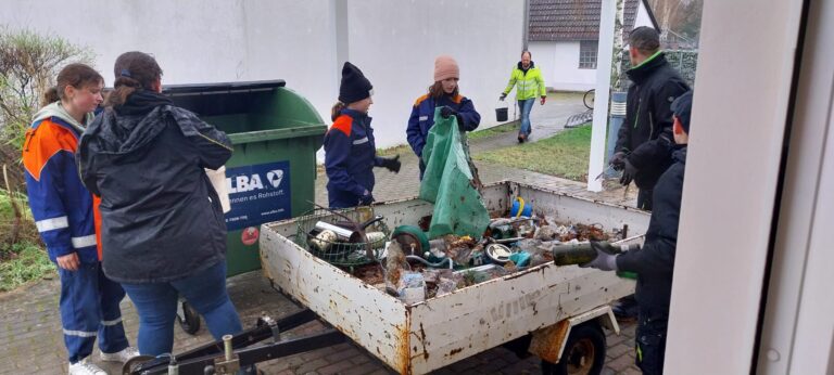 Mehr über den Artikel erfahren Erfolgreicher Frühjahrsputz in Klessow, trotz Regenwetters
