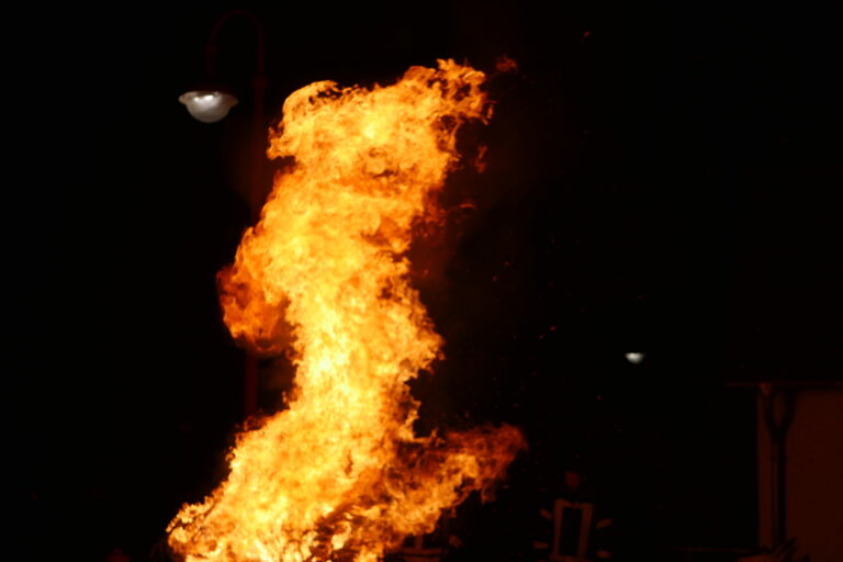 Mehr über den Artikel erfahren **Wenn die Weihnachtsbäume brennen: Groß Klessow begrüßt das neue Jahr im Schein der Flammen**